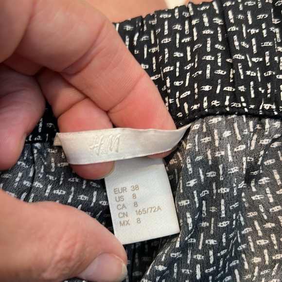 H&M Black and White lightweight cropped pants size 8. In perfect condition! - Picture 6 of 7